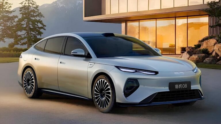 BYD Seal 08 Flagship Sedan Revealed - 900 km EV Range & 510 kW AWD Power