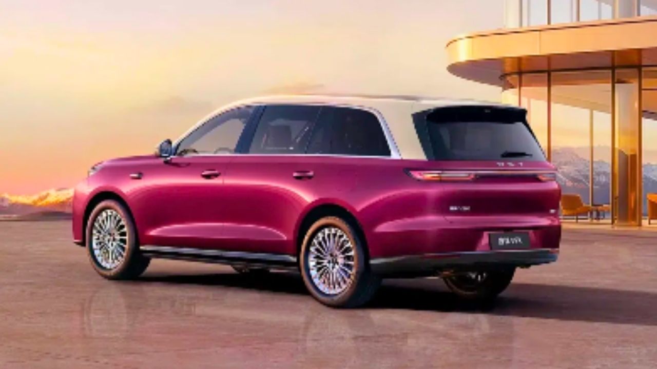 Wey V9X PHEV SUV rear view