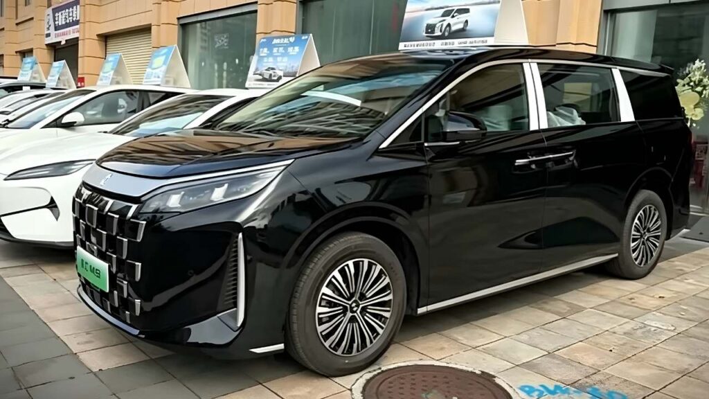 BYD Linghui M9 Flagship Van Hits Showrooms With 1060KM Total Range