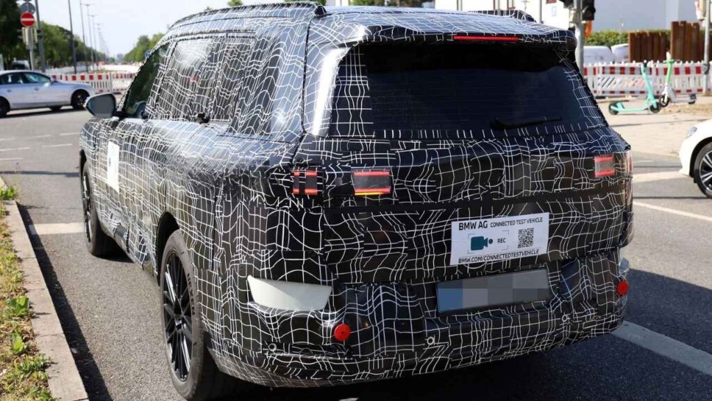 2027 BMW iX7 rear design