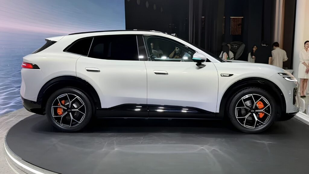 Changan Nevo Q06 side view
