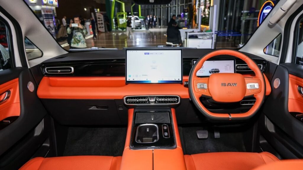 BAW M8 mpv indonesia interior