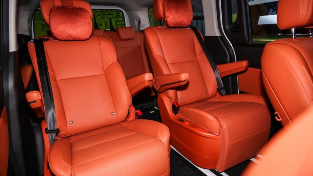 BAW M8 mpv middle row