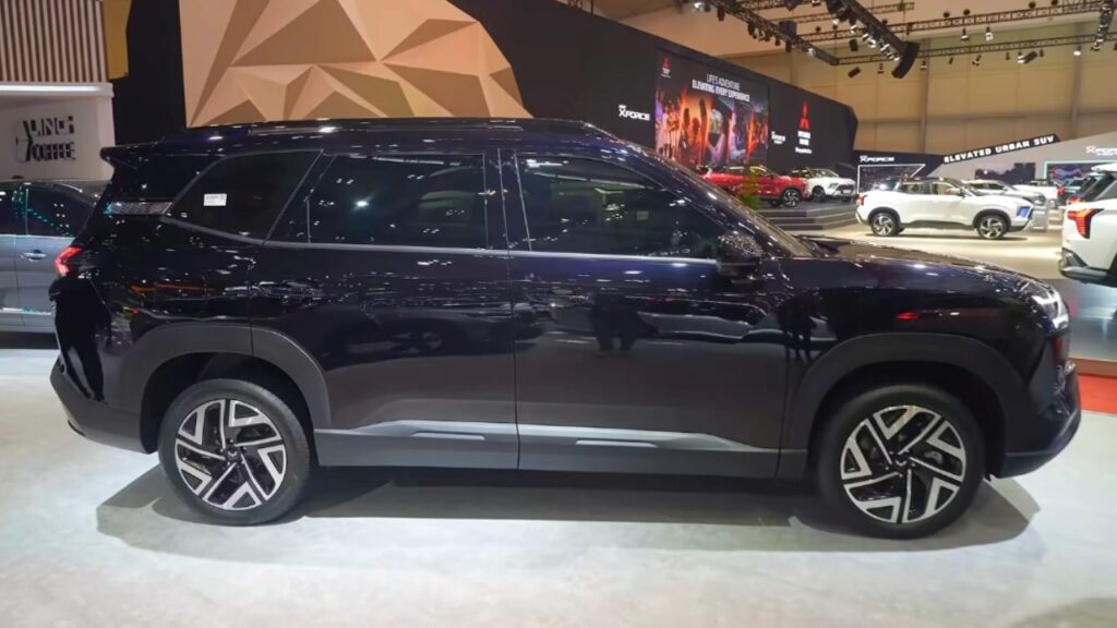 MG New 7-Seater Electric SUV sidelook