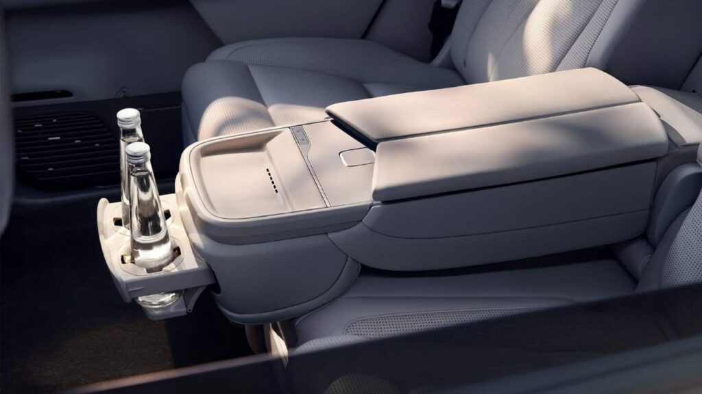 XPeng Reveals G9L Hand Rest