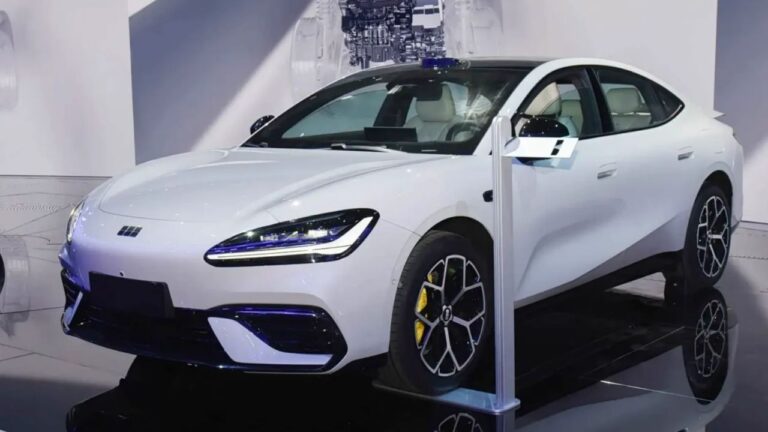 Geely Galaxy TT Launched in China: 725 km Range, 570 hp AWD and 450 kW Charging