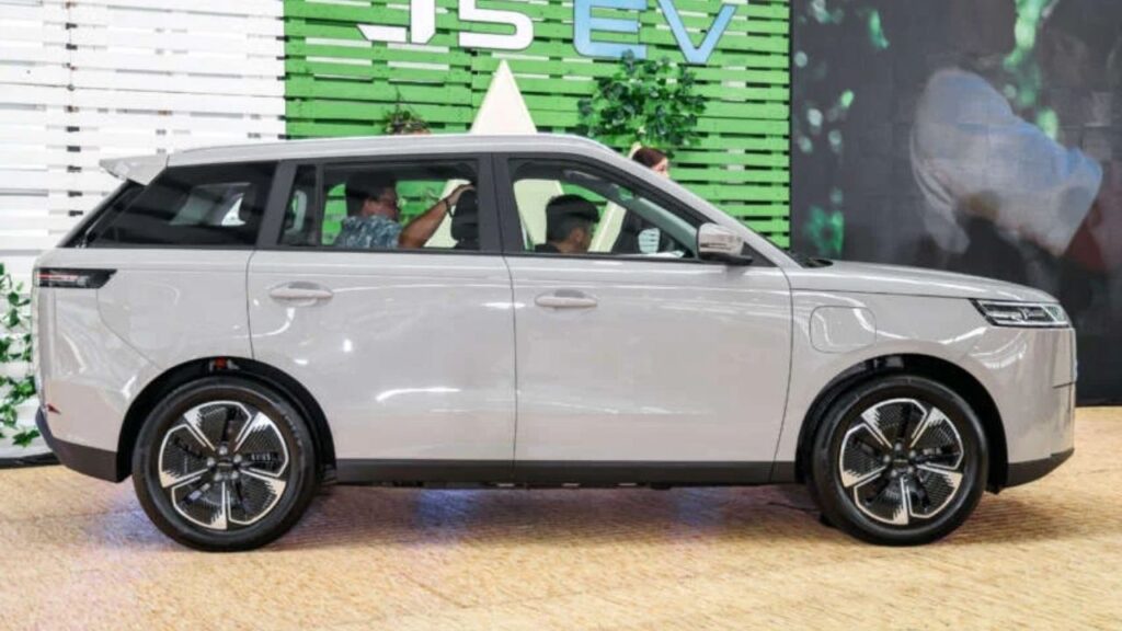 Jaecoo J5 EV side look